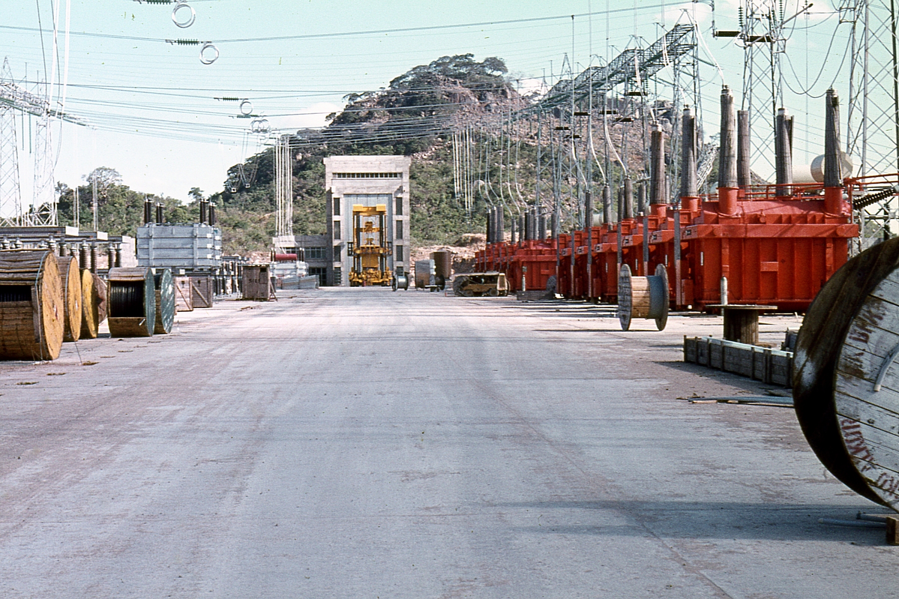 Cahora Bassa HVDC power scheme under construction 03.jpg - Wikimedia Commons